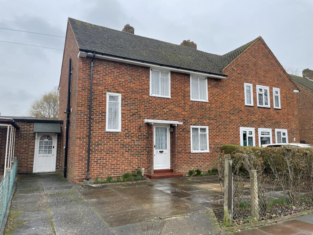 Lot: 125 - SEMI-DETACHED HOUSE FOR IMPROVEMENT - Main image of family home in Bromley for investment